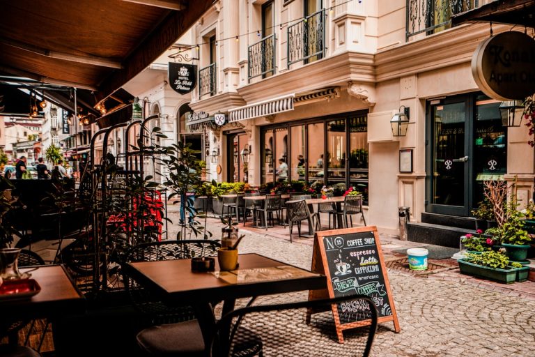Τεχνικός γεωπόνος εφαρμόζει IPM πρωτόκολλο για κουνούπια εστιατόριο στη Θεσσαλονίκη — Greenshield