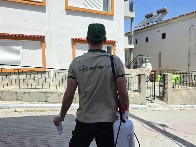 Τεχνικός της GREENSHIELD σε πολυκατοικία